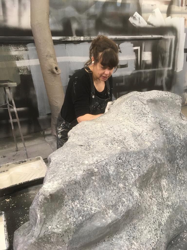 Ison kiven pintakäsittelyä. Kuvassa Anne Laatikainen.